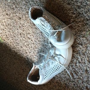 Women's White Leather Steve Madden Eyelet Lace Up Casual Sneakers